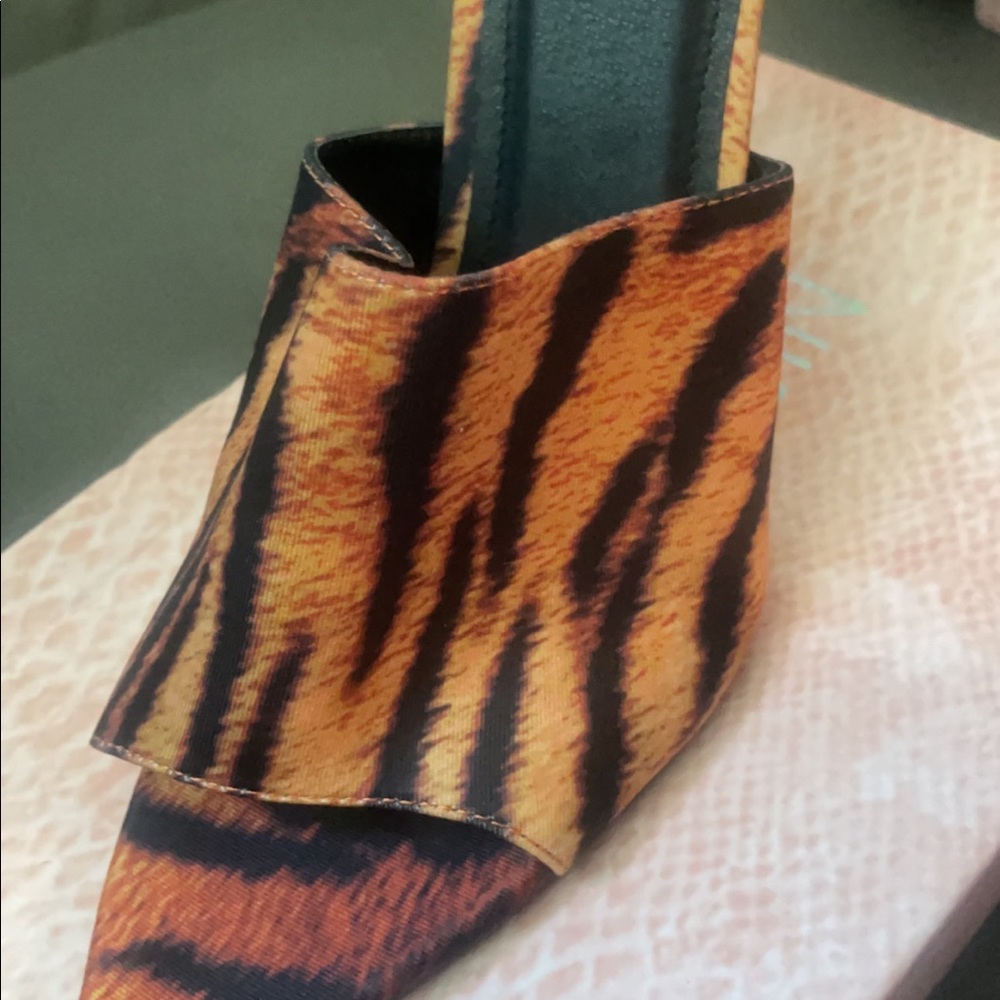 Never worn before. Color: Tiger - Picture 2 of 4